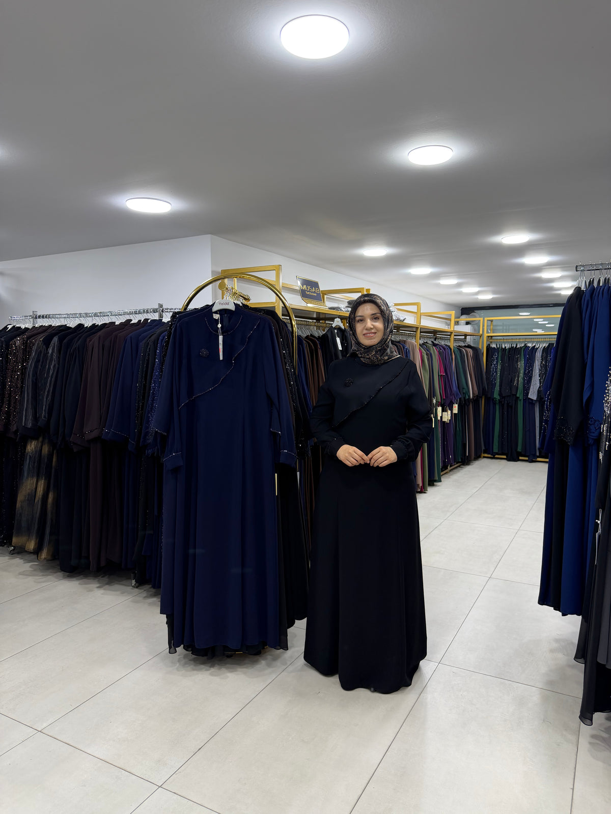 BROŞ DETAYLI ZARİF ELBİSE