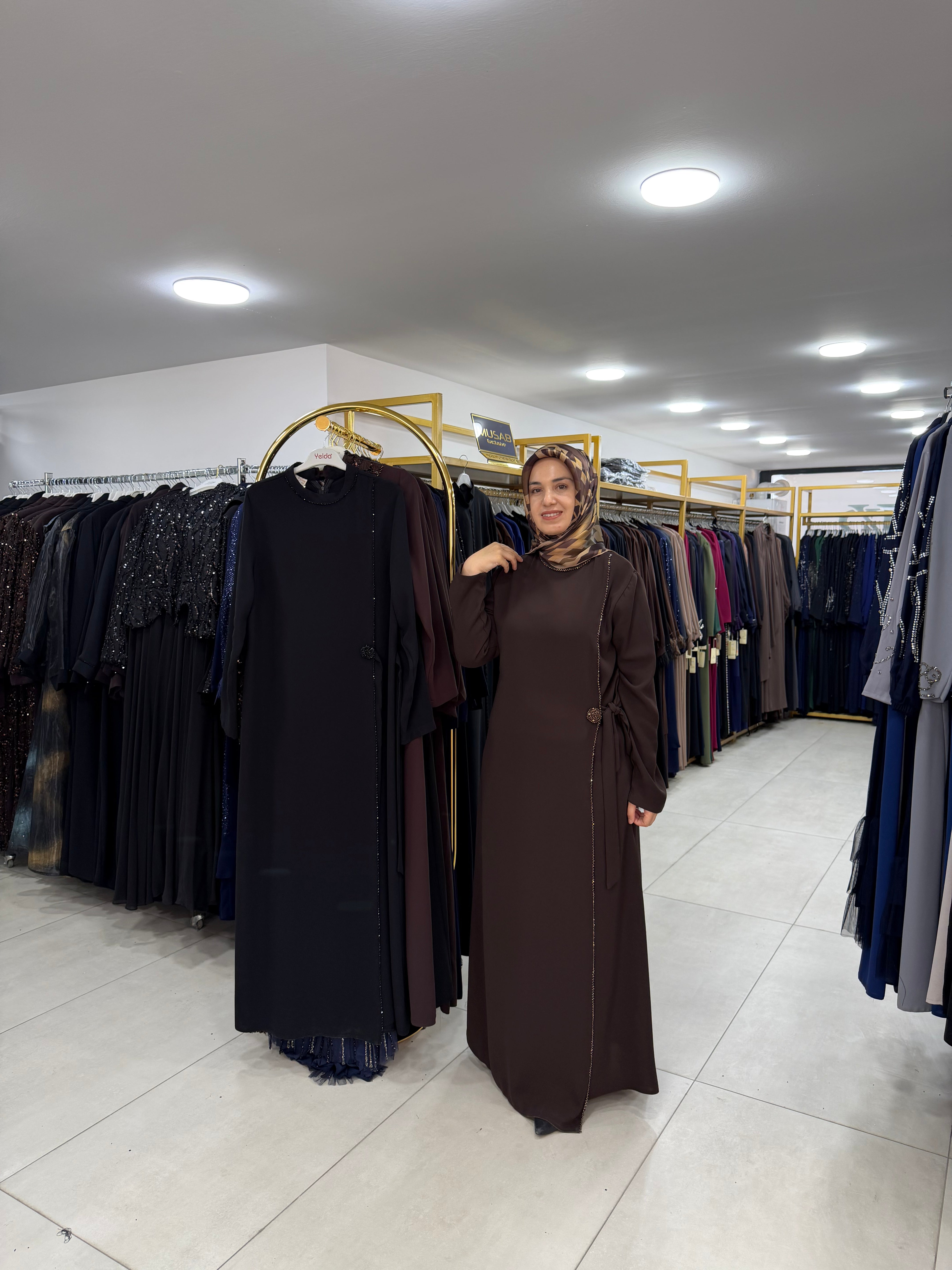 SADE BROŞ DETAYLI YANDAN BAĞLAMALI ELBİSE