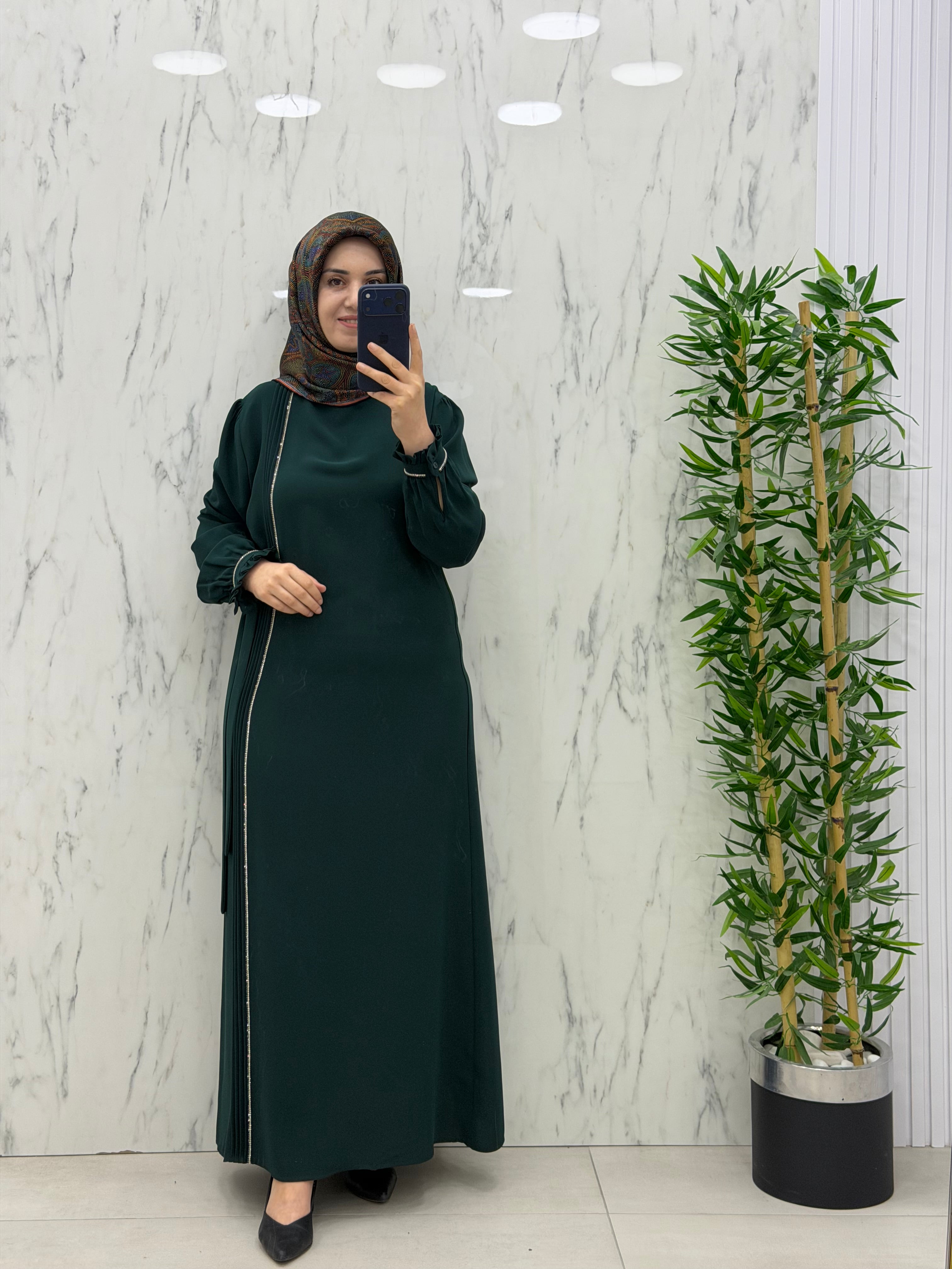 ALESYA YANDAN TAŞ DETAYLI PİLE GEÇİŞLİ ELBİSE