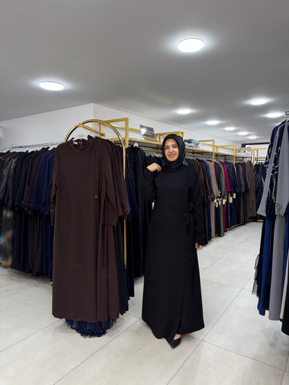 SADE BROŞ DETAYLI YANDAN BAĞLAMALI ELBİSE